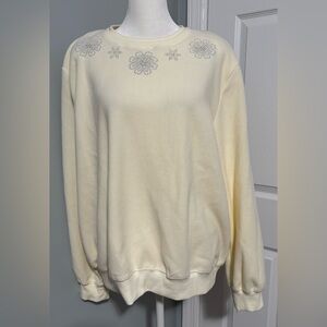 Alfred Dunner fleece sweatshirt with embroidered flowers-style designs. Size L